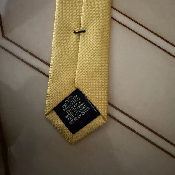 Yellow Van Heusen Tie - Picture 5 of 5